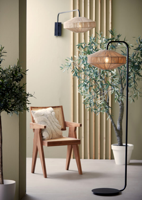 Ontdek perfecte eenvoud met onze wandlamp LYRA in een warme naturel kleur.  Deze minimalistische lamp voegt flair toe aan elk interieur, terwijl het duurzame metalen materiaal zorgt voor een langdurige en stevige constructie. De lamp is ontworpen met aandacht voor detail, waarbij het touw is gekozen in een natuurlijke kleur, waardoor een en botanische uitstraling ontstaat.  De wandlamp LYRA is veelzijdig en kan ook functioneren als hanglamp dankzij de draaibaarheid. Pas de lamp eenvoudig aan naar uw voorkeur en creëer zo de gewenste verlichting in uw ruimte. Voeg een vleugje botanische en minimalistische stijl toe aan uw leefruimte met de wandlamp, waarbij eenvoud en natuur samenkomen in een veelzijdig ontwerp.
