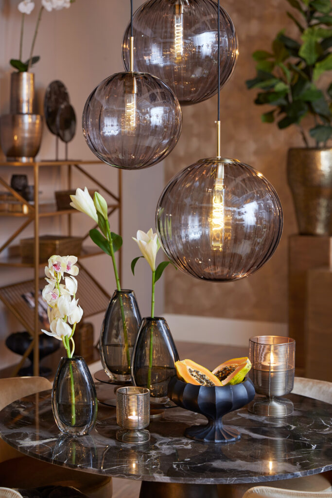 Sfeervolle lampen boven eettafel